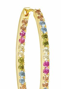 Orecchini a cerchio dorati con un assortimento di pietre rotonde colorate tra cui rosa, blu, verde e trasparente, montate in un design a punte.