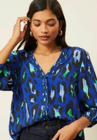 Love & Roses RUFFLE V NECK 3/4 SLEEVE BUTTON THROUGH PETITE - Camicia - blue