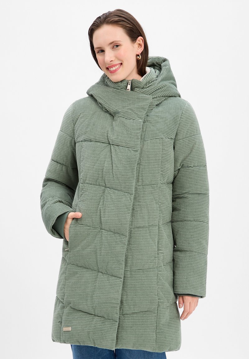 Manteau rembourré matelassé vert avec capuche, doté d'un tissu texturé, d'une fermeture éclair et de poches latérales ; design mi-long.