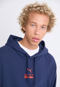 Puma GRAPHIC HOODIE - Φούτερ με κουκούλα - club navy