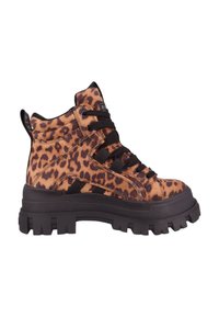Bocanci de gleznă cu imprimeu leopard maro, șireturi negre, talpă neagră masivă, guler căptușit și un bucleț la toc pentru o purtare ușoară.
