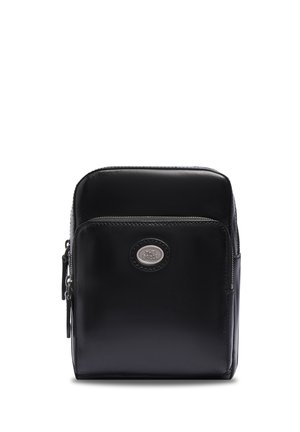 Borsa compatta a tracolla in pelle nera con tasca frontale con zip e targhetta ovale in argento con il logo "The Bridge."