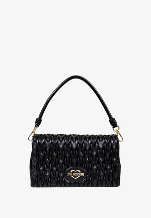 Sac à main en cuir noir avec un design matelassé, accent logo doré et une bandoulière incurvée. Il présente une forme structurée et une finition texturée.