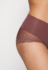 Spanx SPANXSUPERSMOOTH™ UNDIE-TECTABLE® LACE HI-HIPSTER - Calças - cocoa rose