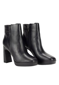 Botas negras de cuero hasta el tobillo con un alto tacón de bloque, punta redondeada y cierre lateral con cremallera. Textura suave y detalles de diseño mínimos.