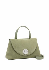 Borsa a mano in suede verde con patta arrotondata, hardware circolare in tono argento, manico superiore e tracolla rimovibile.