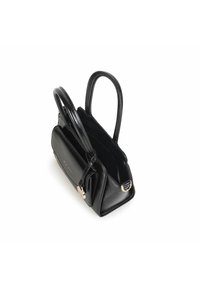 Borsa a tracolla in pelle nera con due manici eleganti, forma strutturata, chiusura con zip superiore e sottili dettagli in tonalità oro. L'interno sembra spazioso.