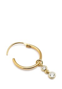 Goldene Creolen mit einem gewundenen Design und drei hängenden runden Charms, von denen jeder mit einem klaren Stein besetzt ist, was Glanz und Dimension verleiht.