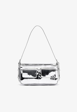 Sac à épaule en métal argenté avec deux poches avant, texture lisse, détails de couture et une seule bandoulière amovible. Forme rectangulaire compacte.