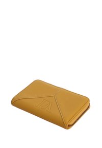 Cartera de cuero color mostaza con cierre de cremallera e iniciales en relieve "DA" en el frente, mostrada sobre un fondo blanco.