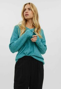 Vero Moda VMCREWLEFILE V-NECK BLOUSE NOOS - Strickpullover - porcelain