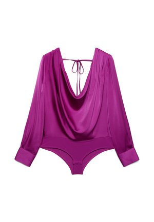 Body aderente a maniche lunghe di colore fucsia con schiena drappeggiata e apertura con laccio, dotato di polsini con bottoni e fondo aderente.