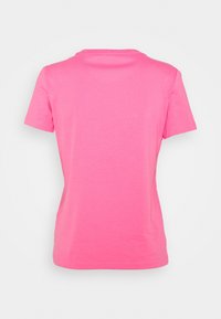 Kortærmet t-shirt i lys pink bomuld, med en klassisk rund hals, glat tekstur og uden yderligere mønstre eller accenter.
