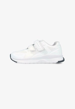 Zapatilla deportiva blanca con laterales perforados, dos correas de velcro, collar acolchado y suela con banda negra en las áreas del talón y la punta.