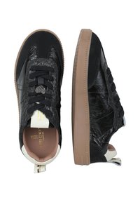 Sneaker nere con tomaia in pelle texturizzata, punta liscia, chiusura con lacci e suola in gomma color beige. Presenta dettagli bianchi e logo.