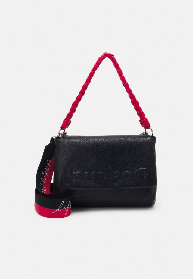 Mustapintainen nahkalaukku, jossa on tekstuuripinta, punaisella punottu olkahihna ja logo-yksityiskohta edessä. Mukana on kontrastivärinen hihna.
