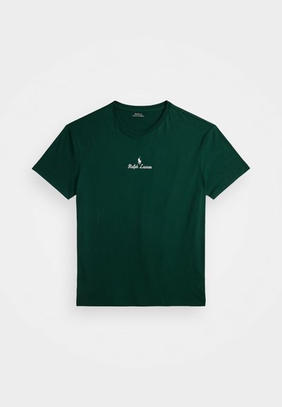 Tricou verde din bumbac, cu guler rotund, mâneci scurte și logo-ul alb brodat "Ralph Lauren" pe piept. Textură netedă, design simplu.