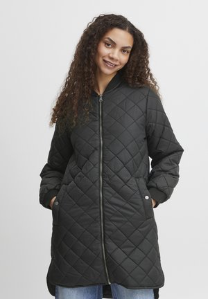 Schwarze, gesteppte lange Jacke mit einem Frontreißverschluss, gerippten Bündchen und seitlichen Taschen. Glatte Textur mit einem Diamantmuster.