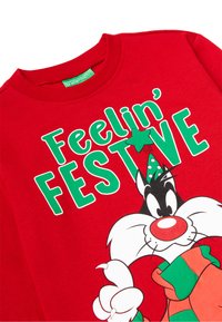 Červená bavlněná mikina s veselým designem, zeleným textem, kreslenou postavičkou s party kloboukem a vzorem šály jako akcentem.