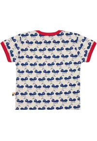 Baumwoll-T-Shirt mit kurzen Ärmeln, cremefarbenem Hintergrund, rotem Rand und wiederholtem blauen Ameisenmuster. Der seitliche Saum hat ein mehrfarbiges Etikett.