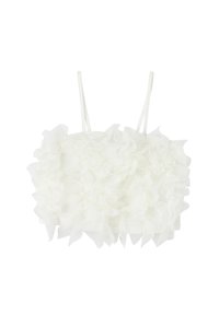 Top corto bianco arricciato con spalline sottili, caratterizzato da una superficie testurizzata con volant sovrapposti, che creano un aspetto morbido e voluminoso.