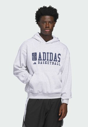 Szara bluza z kapturem marki Adidas z dużym granatowym napisem "Adidas Basketball", regulowanym kapturem, przednią kieszenią i ściągaczem u dołu. W zestawie z czarnymi szortami.