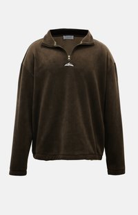 Pull en polaire marron avec un col à fermeture éclair quart de tour, épaules tombantes, et un petit logo de montagne sur la poitrine. Fini doux et texturé.