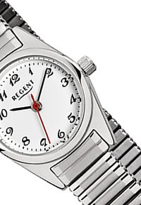 Montre en acier inoxydable argenté avec un cadran blanc, des chiffres arabes noirs, une aiguille des secondes rouge, une couronne cannelée et un bracelet en métal.