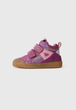 Rosa und lila Kindersneaker mit Obermaterial aus Mesh, doppelten Klettverschlüssen, Gummisohle und strukturierten Akzenten an der Seite.