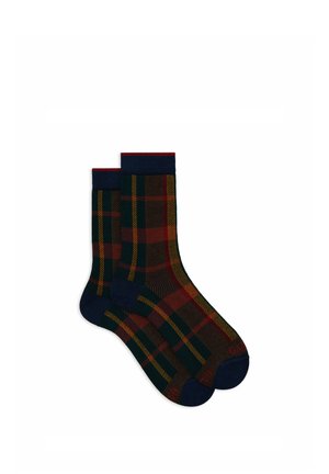 Calzini di cotone con motivo a quadri in blu navy scuro, rosso, verde e giallo. Polsini a costine e punte rinforzate in blu navy.