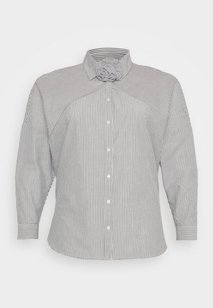 Blau-weiß gestreiftes Langarmhemd mit einem einzigartigen Kragendesign und durchgehendem Knopfverschluss. Besitzt schmal zulaufende Manschetten und einen weichen, strapazierfähigen Stoff.