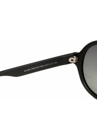 Ümarad mustad päikeseprillid UV400 kaitsega, hallide läätsede ja mustade mattraamidega. Varustatud roostevabast terasest hingedega.