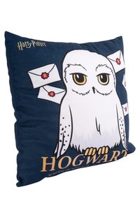 Cuscino bianco in peluche con un'immagine di un gufo delle nevi dagli occhi gialli, che tiene delle lettere su uno sfondo blu scuro. Testo "HOGWARTZ" visualizzato.