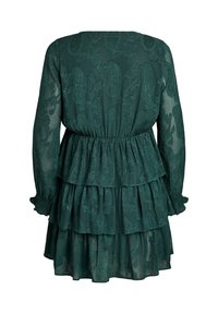 Vestito verde a strati realizzato in tessuto testurizzato con motivo paisley, maniche lunghe e vita elastica. Presenta tiered ondulati e maniche arricciate.