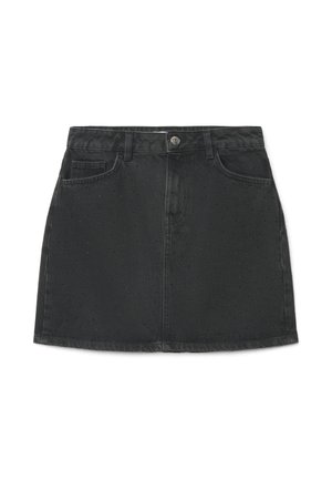 Mini-jupe en denim noir avec boutons et fermeture éclair à l'avant, deux poches avant, passants pour ceinture, et petits détails discrets cloutés.