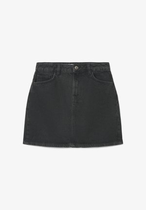 Mini gonna di denim nero con bottoni e zip frontali, due tasche anteriori, passanti per cintura e piccole borchie sottili come dettaglio.