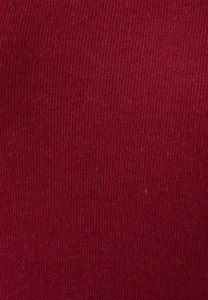 Primo piano di tessuto a coste rosso scuro che mostra un motivo a maglia verticale.