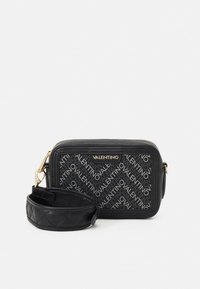 Borsa a tracolla nera con tessuto decorato con il logo Valentino, tracolla in pelle texturizzata e dettagli in metallo dorato.