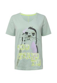 Camiseta de algodón verde claro con cuello en V, que presenta un divertido gráfico de foca y texto en negrita en blanco y verde claro, con detalles de impresión texturizada.