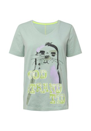 T-shirt in cotone verde chiaro con scollatura a V, caratterizzato da una grafica di foca giocosa e testo audace in bianco e verde chiaro, dettagli di stampa testurizzata.