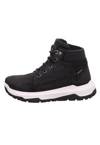 Bottes chevilles en daim noir avec semelle blanche en caoutchouc, dotées d'un design à lacets, d'un col rembourré et d'accents texturés sur les côtés.