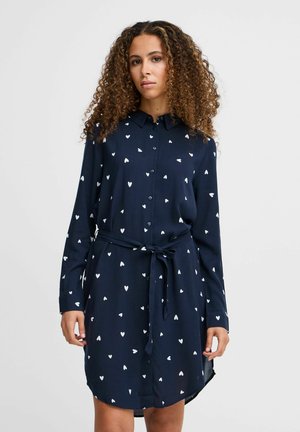 Marineblaues Button-Up-Kleid mit langen Ärmeln, weißem Herzmuster, am Taillenbereich mit einem passenden Kordelzug cinchig, abgerundeter Saum.