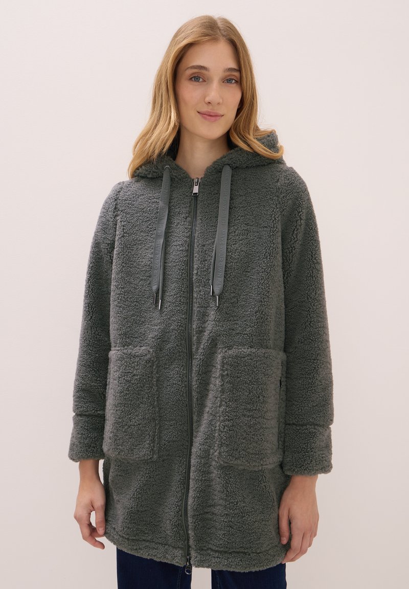 Chaqueta de forro polar gris y esponjosa con cremallera en la parte delantera, capucha y dos bolsillos frontales. Presenta cordones ajustables y una textura suave.