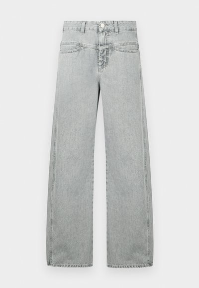 Jean large gris clair en denim, présentant un design classique à cinq poches et une fermeture à bouton métallique à la taille.