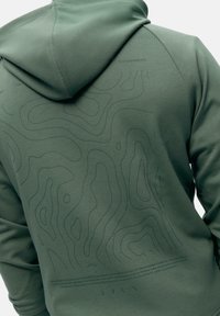 Grüne Kapuzenjacke mit strukturiertem Design und Konturmuster auf der Rückseite. Verfügt über eine Kapuze, lange Ärmel und dezente Markendetails.