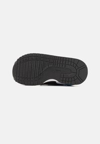 Puma CABANA RACER 20 UNISEX - Sneakers - white/black/blue horizon/maple syrup