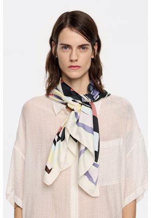 Zijde sjaal met kleurrijke geometrische patronen in pastelkleuren, geknoopt om de nek, ter aanvulling van een licht, gestructureerd shirt.