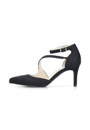 Chaussure à talon haut en daim noir à bout pointu, avec bride à la cheville et boucle, présentant un design ajouré et un logo embossé sur le talon.