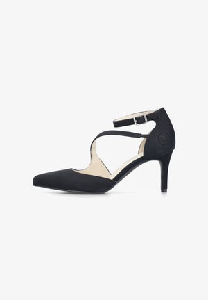 Chaussure à talon haut en daim noir à bout pointu, avec bride à la cheville et boucle, présentant un design ajouré et un logo embossé sur le talon.