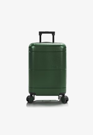 Maleta rígida de color verde oscuro, con textura suave y acabado brillante. Cuenta con dos ruedas negras y un mango retráctil. Logo de la marca visible.